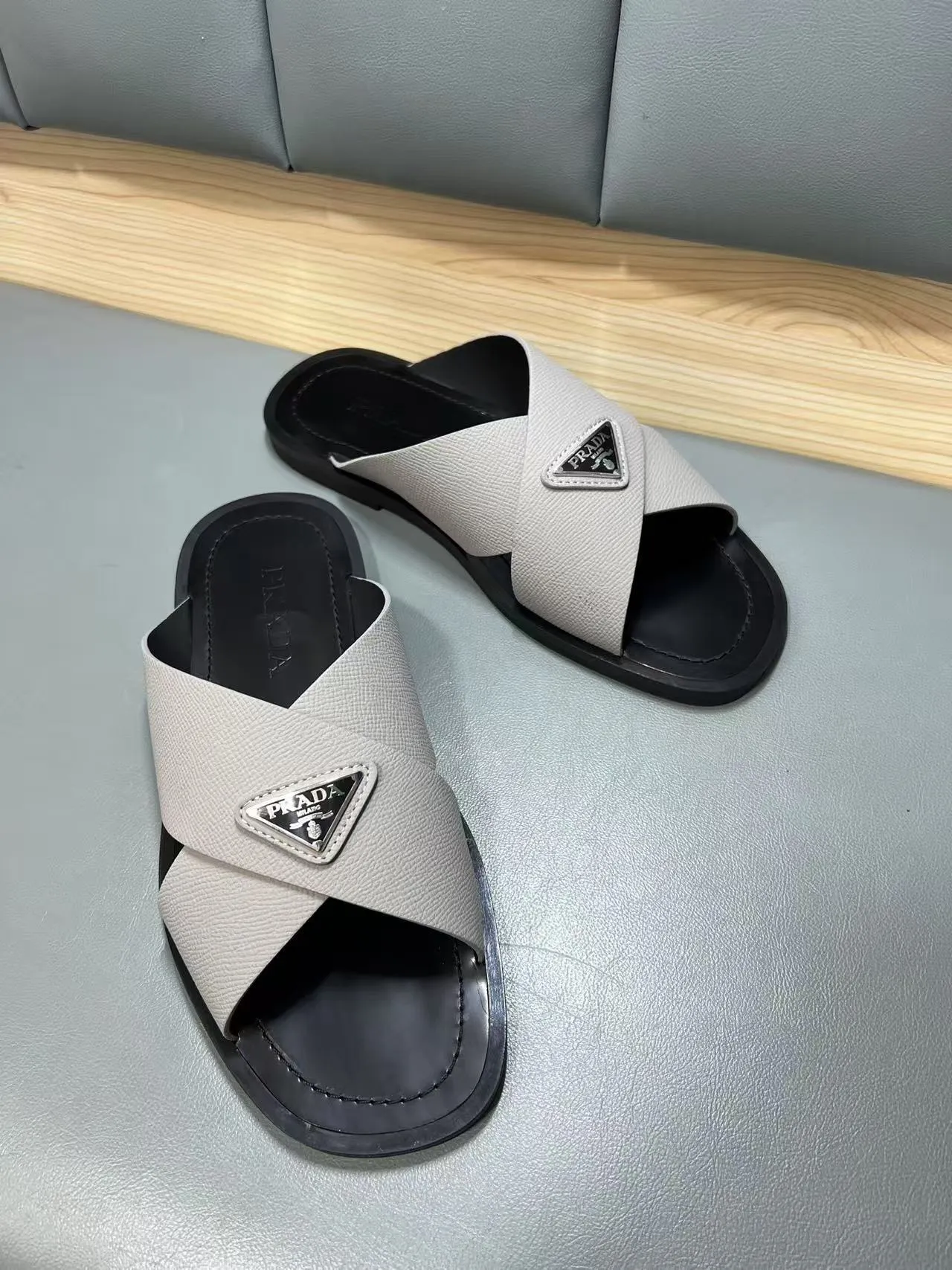 340💰PRADA Prada’s latest slippers are synchronized with the official website. This slipper is made of the brand’s unique and iconic Saffiano leather. The brand logo jumps out from the double straps, and the brand style is clearly visible. Cowhide gives men elegant charm and functional design, making it an ideal choice for vacation and leisure. Size:38-45